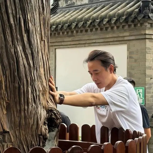 网友偶遇罗晋大孤山祈福，素颜出镜，整个人低调从容 ​