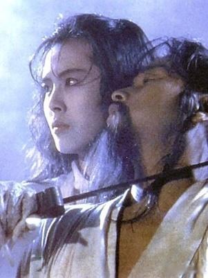 倩女幽魂2:人间道 （1990）超清国语中字
故事发生在奸臣当道、朝政混乱、民生困苦的乱世。宁采臣（张国荣饰）与斩妖除魔的好友燕赤霞（午马饰）分别后，路经半荒弃的市场，无辜被牵连入狱。幸得狱中通天博学士诸葛卧龙（谷峰饰）相助逃狱，随后与年轻鬼马道士知秋一叶（张学友饰）结识，两人一起投宿于 ​