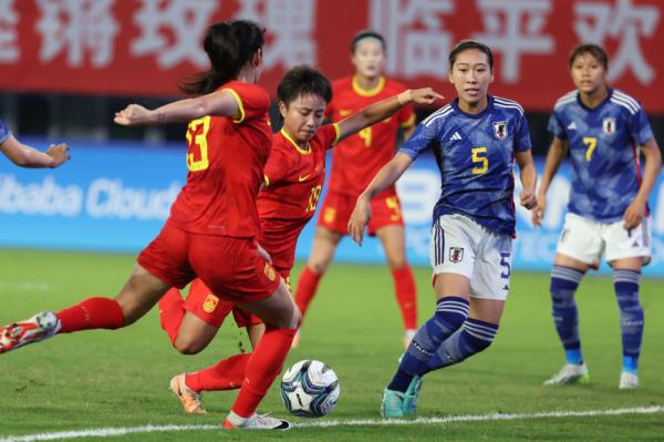 11年来，中国女足对阵韩国女足多次交手，保持不败纪录。但今天，这一纪录被打破了。
 
赛场上双方拼抢激烈，你来我往，每一次攻防都扣人心弦。女足姑娘们拼到最后一刻，可惜最终没能守住连胜，遗憾落败。
 
没有永远不败的赛场，输赢都是竞技体育的一部分。一场失利不代表全部，中国女足一直有着顽强拼搏的底色。