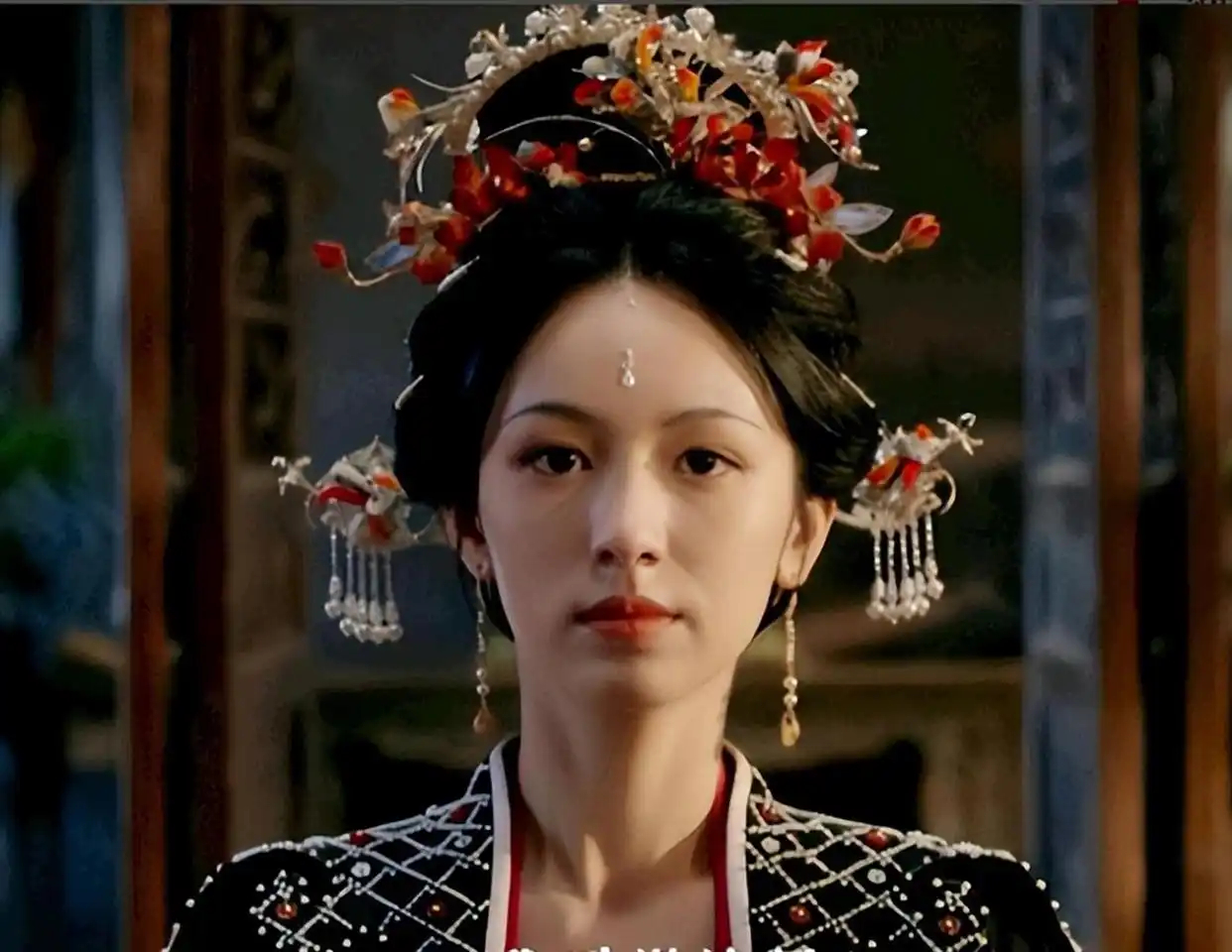 《兰香如故》谭松韵分饰沈嘉兰和许兰香，刘学义演林锦岐，桐华和箫楼编剧，改的是禾晏山那本兰香缘，把重生穿越那套砍了，走灭门、顶替、为奴、理账、制香这条现实线。
《一瓯春》最被人念叨的是剪得碎，前6集童年插叙突然进来，谢家旧案、嫡母、老夫人、别院残党、血诗、施粥、扮鬼、朝堂弹劾全砸一起 ​