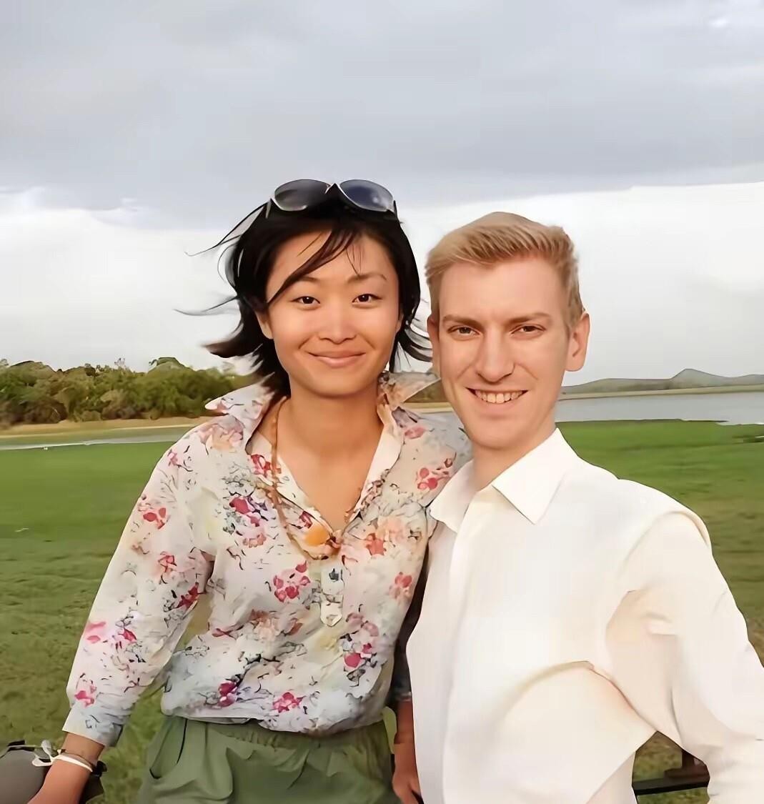 敬一丹的女儿王尔晴今年40岁，帝国理工硕士毕业，没进央视也没接父亲的班，一头扎进乡村教育公益干了十几年，嫁给苏格兰丈夫尼克定居北京，结婚十五年选择丁克。敬一丹生前在节目里坦承过，自己催过生，也着急过，但女儿一句“你自己不也31岁才生的我”把她堵了回去，后来她不再逼了，把决定权交还给女儿。很多人替她惋