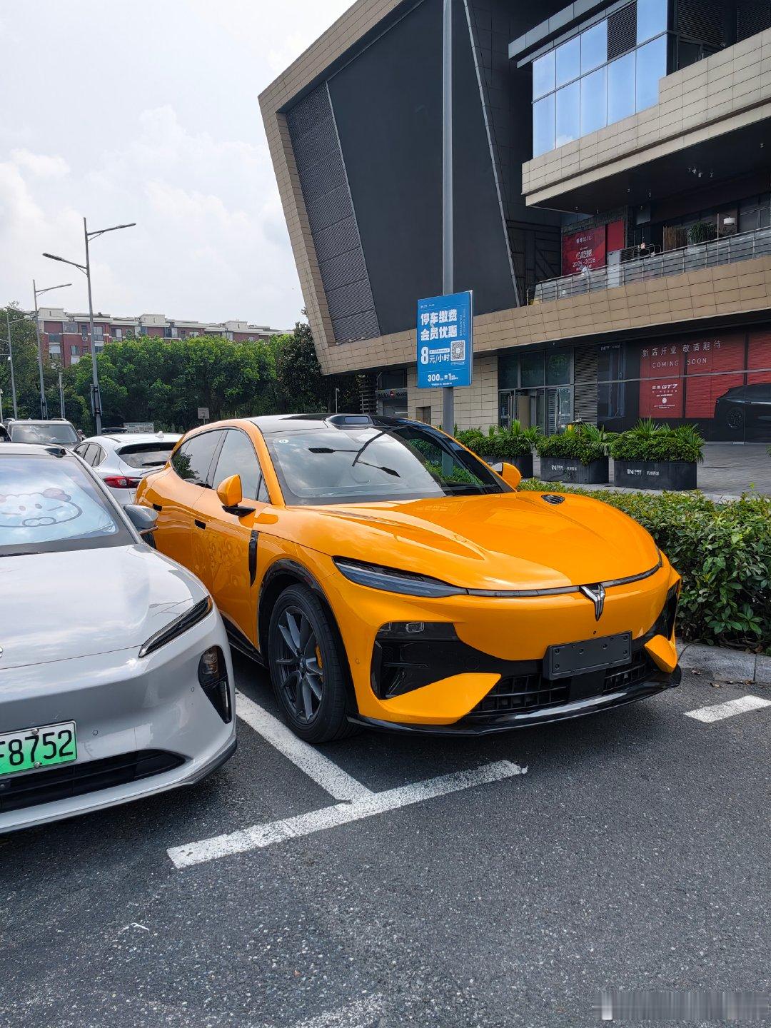 偶遇岚图追光 S 实车很帅很运动 颜色骚气 这应该是岚图最运动的车型了吧​