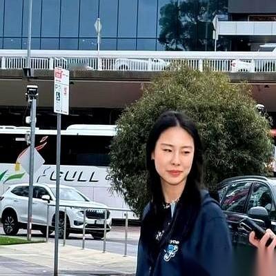 王思雨刚到墨尔本南区飞人队报到，杨舒予已经在悉尼火焰队等着了。
两人隔着八百公里，联赛一开打就是WNBL赛场上的中国德比。
10月16号那场交手的胜负现在还没见分晓。
落地墨尔本的第一件事，她还有心思在网上晒穿搭。看着挺松弛，可谁心里都清楚，后面全是硬骨头要啃。
跑这么大老远图个啥？
真以为就为了挣