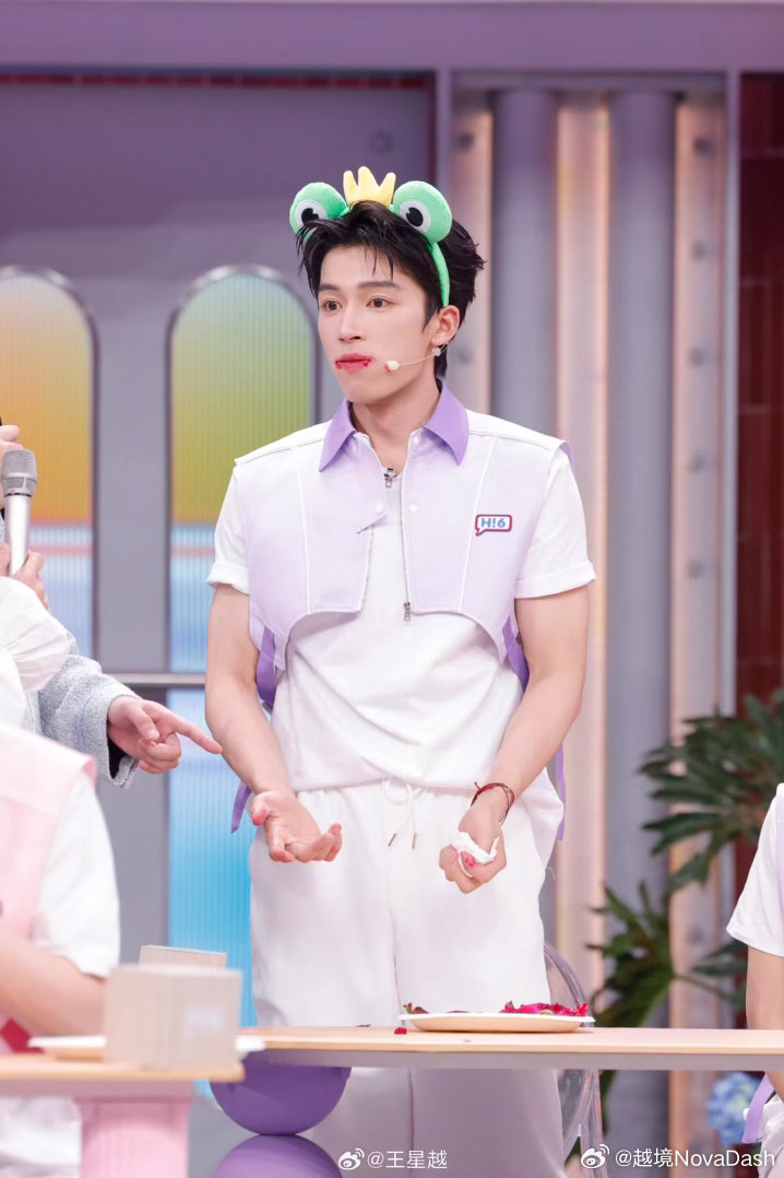 #王星越[超话]#  偷吃王上线[哈哈] ​