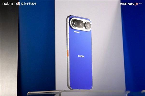 开售一秒破亿，京东预约 37 万，人民日报都报道了。

这就是全球首款 AI 智能体手机——努比亚 NaviX Ultra，国补后 5499 起。

它不是"会聊天的 AI"，是"替你干活的 AI"：长按侧边橙色 AI 键说句话，就能跨 App 自动办事。

代接来电、一键打车、订酒店、比价填单，任务成功率超 80%。

听得懂：随时 ​