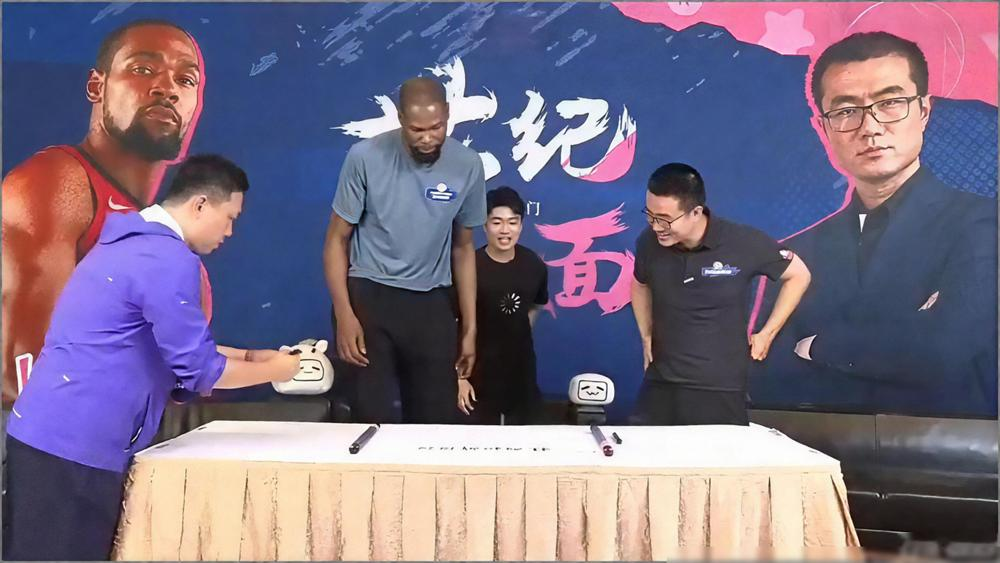 当年在直播间把杜兰特喷成老1.5的徐静雨，10月10日真见了本人，全程一口一个阿杜，夸得跟花儿似的。
他之前那些活儿可太狠了。投敌没根辣四打六了，哪个不是往肺管子上戳。
结果线下采访，乖得像个实习生。网友不干了，问他咋怂了。他说怕惹怒对方，录制直接中断。
转头他发微博，说杜兰特本人认了老1.5