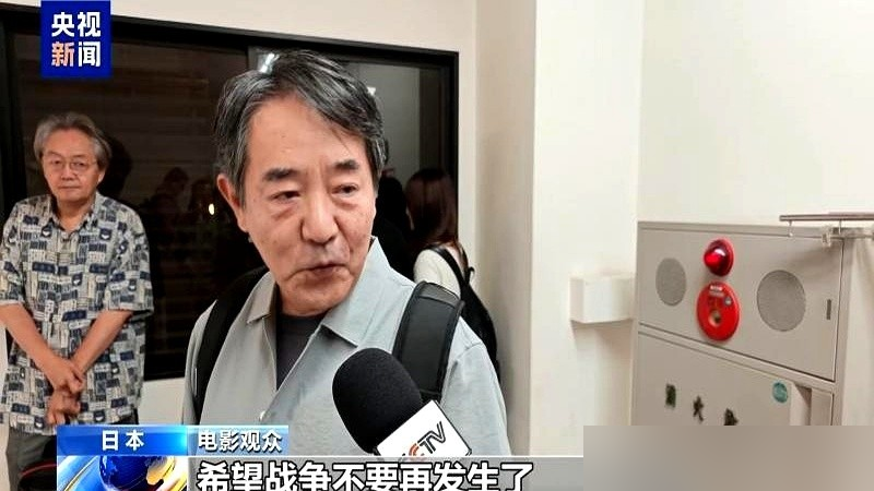没配日文字幕，结果日本观众全哭了。
《欢迎来龙餐馆》这回在东京上映，片方就给了中英字幕，愣是没配日语。
看完出来一堆人红着眼眶，说被锅气熏到了。
导演文牧野，监制宁浩，主演沈腾蒋奇明。故事不是瞎编的，原型是2003年伊拉克战争时，几个中国人在巴格达开中国龙餐馆的真事。
沈腾演个东北厨子，国内