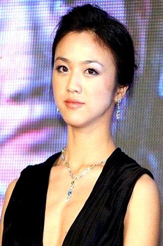 “国内光棍三千万，女神怎么偏偏挑了个韩国大叔？”汤唯嫁给金泰勇，这事儿到现在还有人意难平。

其实真没必要酸。一个是镜头前的戏痴，一个是监视器后头的导演。两人在片场对个眼神，就知道下一秒该怎么走位。这压根不是国籍的问题，这是灵魂对上了频。

你让她为了照顾网友情绪，找个只懂柴米油盐的凑合过日子，那还