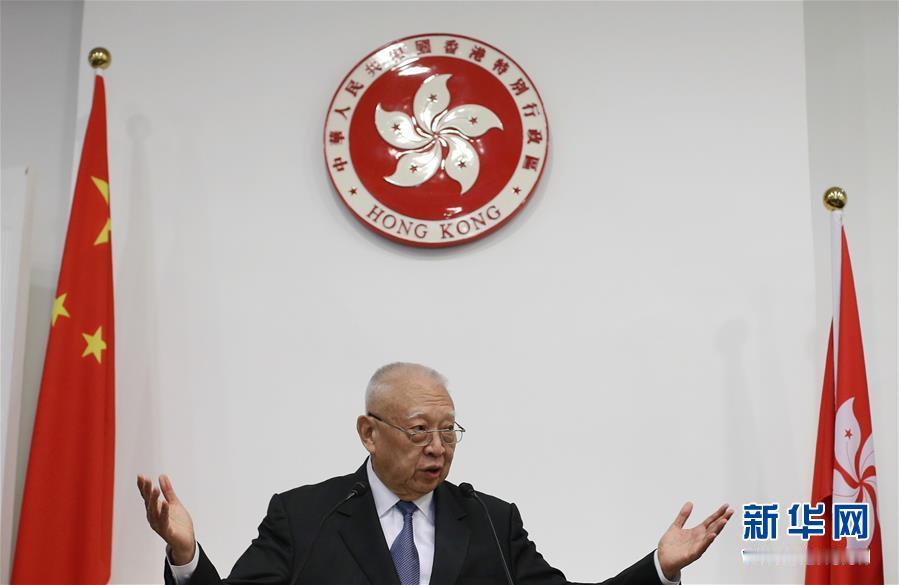 董建华先生公祭仪式，在香港殡仪馆举行，各界人士到场送别，缅怀这位为香港发展付出一生的爱国人士。
 
很多人见证过香港回归之后的发展历程，董建华先生作为香港第一任特首，在时代交替的关键时期，承担起很重的责任。回归初期的香港，面对不少全新的挑战，社会各方面都处在磨合调整的阶段，很多难题没有现成的经验可以