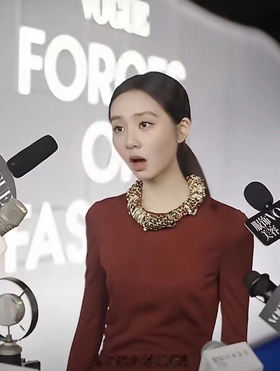 黄多多穿香奈儿走了趟VOGUE红毯，热搜上了，评论区还是那个味儿。她在采访里说自己没练过pose，走出来的时候确实紧张，家里人让她享受就行。这话听着挺实在，但底下照样有人挑她表情切换太频繁、看着紧绷。其实这姑娘手里的牌不算差，纽约大学Tisch读着，程耳那部《人·鱼》也拍完了等着上，为了角色还做过水
