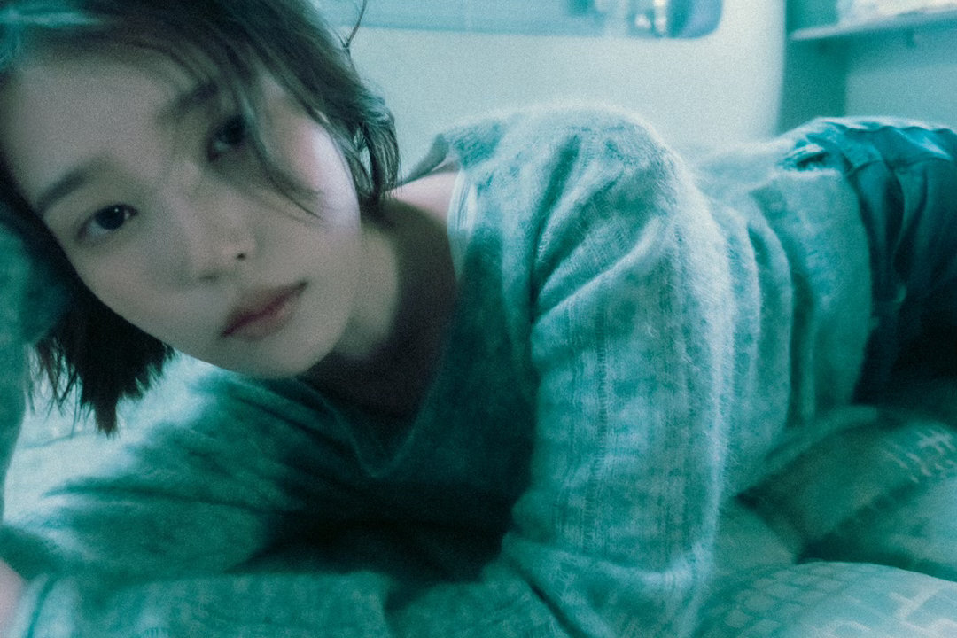 #IU车内开闪光灯和粉丝告别#
宝宝一直都是很真诚善良的女孩，这是属于中爱娜的另一次双向奔赴，欢迎大家下午17：00来网易☁️听新歌呀！ ​