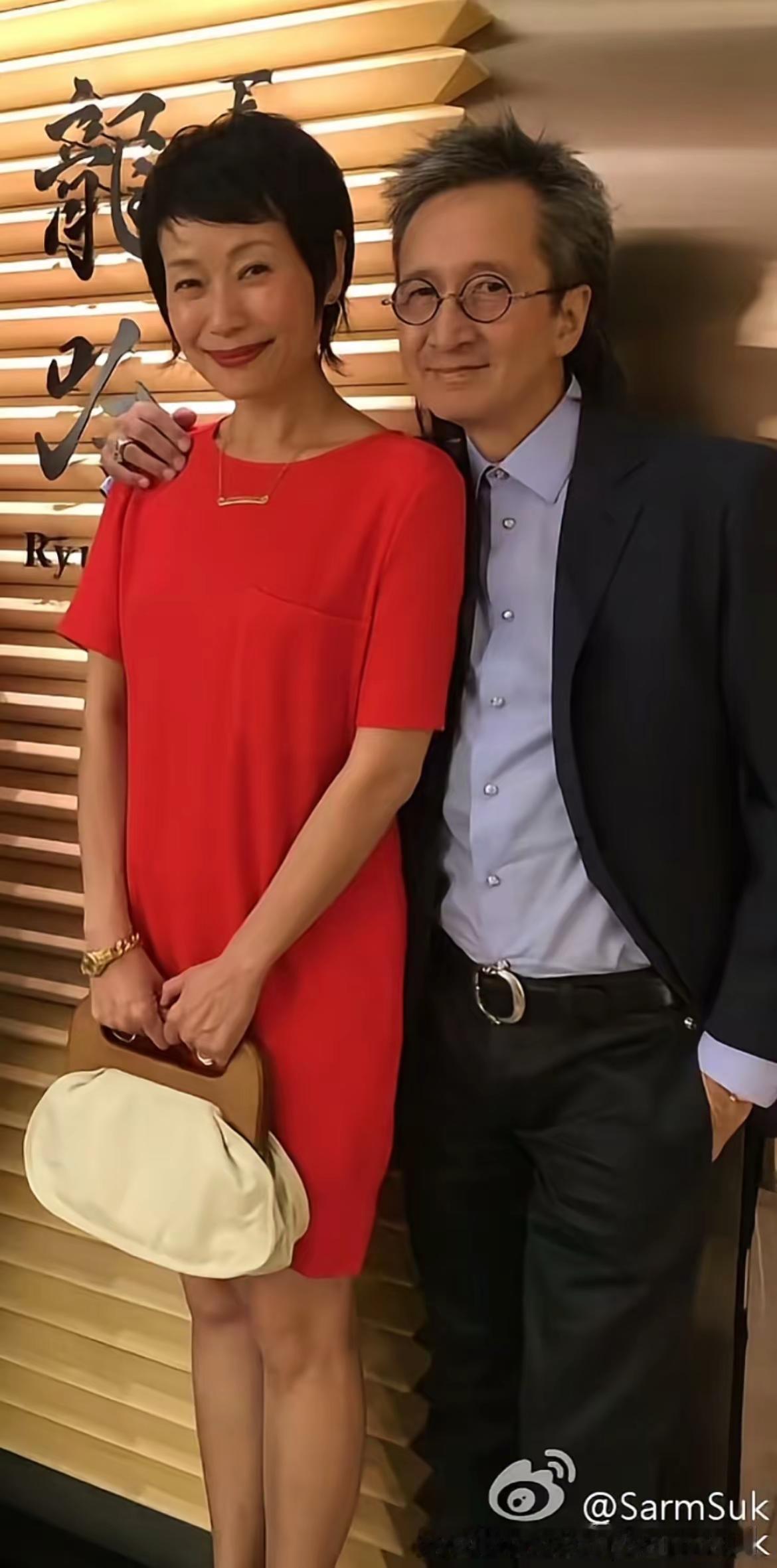 单手插兜光明正大搂美女 松弛感拉满！