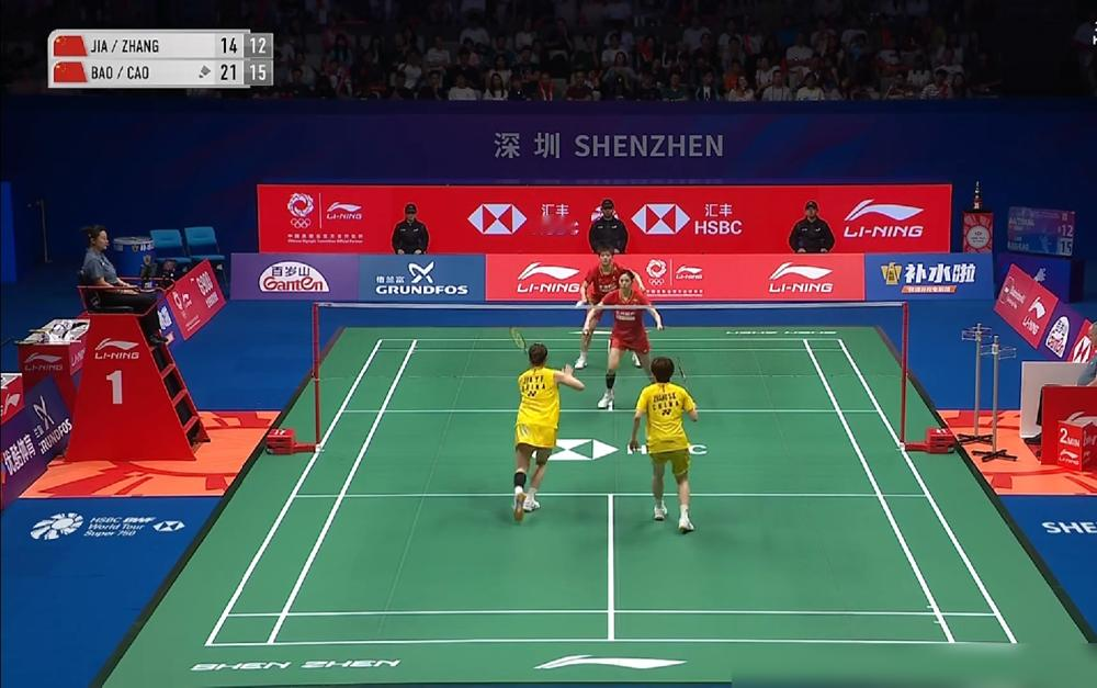 国羽主力组合脆败小将，一局都没拿下来！
昨天2026中国羽毛球大师赛女双半决赛，贾一凡/张殊贤14-21、13-21输给队友鲍骊婧/曹梓涵，爆了大冷门。
网上都猜是为备战亚运会战略性放弃，给队友留力，其实当事人根本没这么说。
贾一凡直言自己目前状态确实不如对手，心理包袱放大了失误，两人都说这次