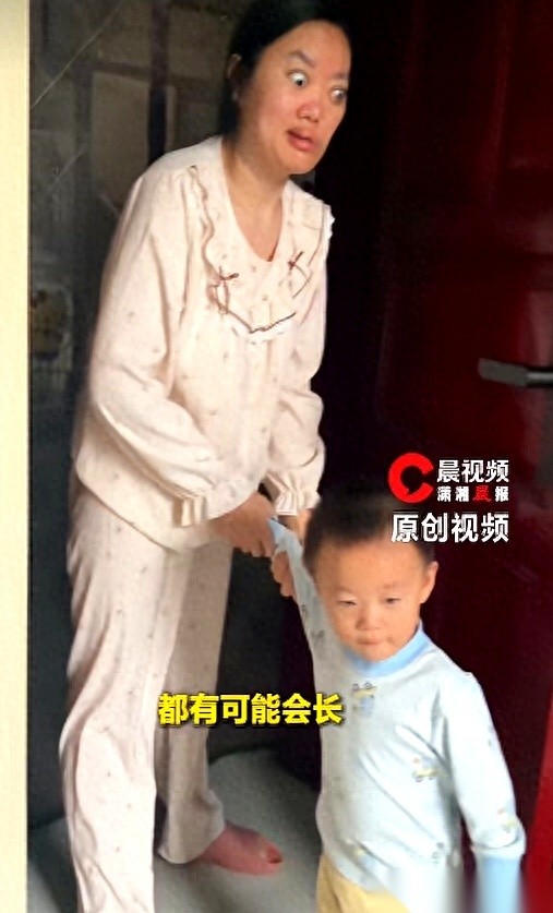 上一秒，她还是长沙一所中学里拿着粉笔、英语讲得清脆响亮的老师，一放长假就背着包四处旅行；生了个孩子之后，她却直接掉进了一个没有一丝光亮、也听不到半点啼哭的黑洞。潇湘晨报里透出的这个残酷落差，实打实地砸在了一个湖南女子的身上：她产后双目彻底失明，双耳完全失聪。
剥夺她视听能力的，是一种叫“先天性神经纤