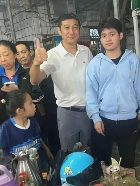 林诗栋亚运夺金后，母亲在三亚开了近二十年的骨汤面馆突遭极端黑粉围攻：“没4块排骨”、“赢了我哥全家找不着北”等恶意差评疯狂刷屏 ​