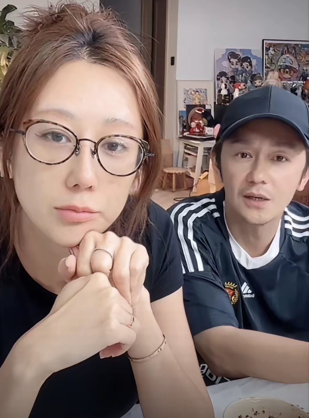 陈浩民当着一万多网友的面说他老婆“不知足”。气得蒋丽莎直接炸了，当场爆料，陈浩民恋爱期间给前女友全款买房，房产证写女方名字，分手后人家把房卖了赚了一大笔，他的本金一分没收回。她说这事圈里人都知道，自己日子过得紧巴巴，还不好意思开口要钱。
陈浩民全程低着头，反复劝她私下说，别在直播间提前任。眼看气氛不