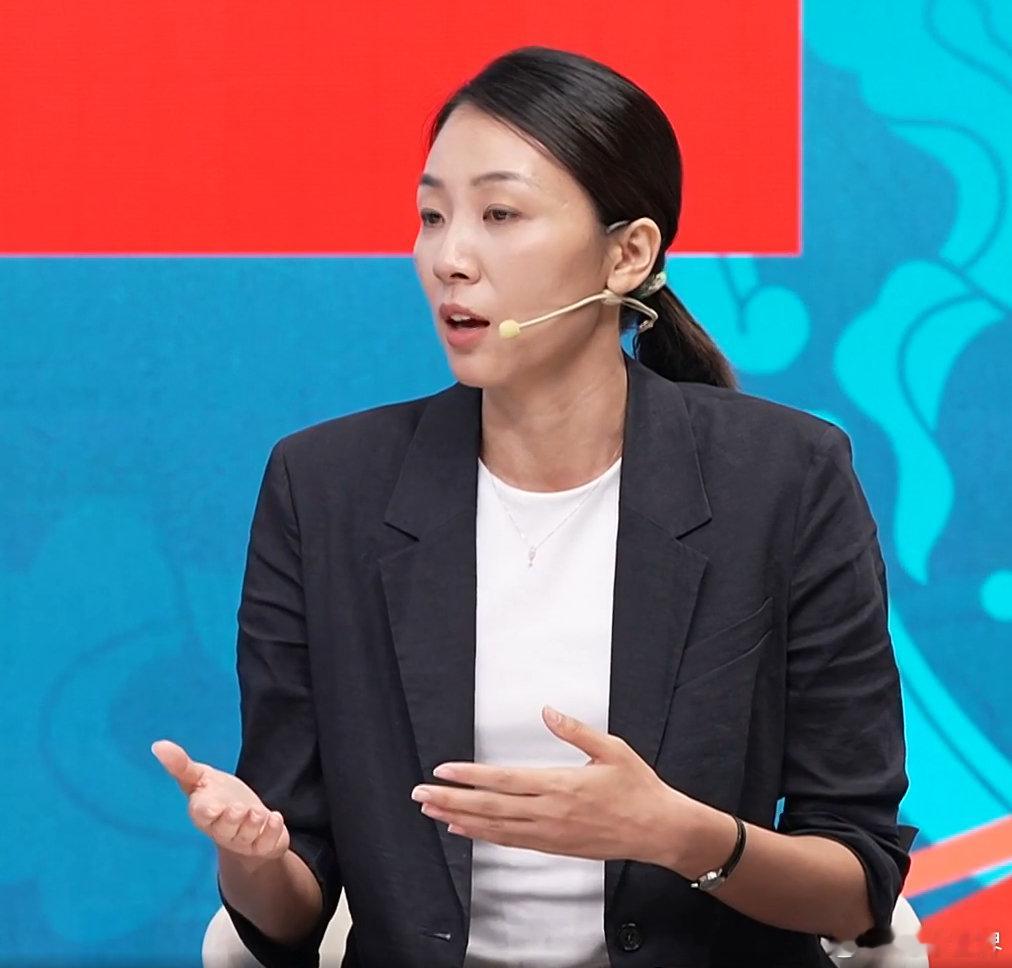 五个月的超长集训啊，感觉训练质量还是不够高，基本的传控投都不太行，然后解说还在说这场比赛中国队的状态，已经比前几场热身赛的状态要好一些了[泪奔]~
#中国女篮vs美国女篮# ​​​ ​​​​