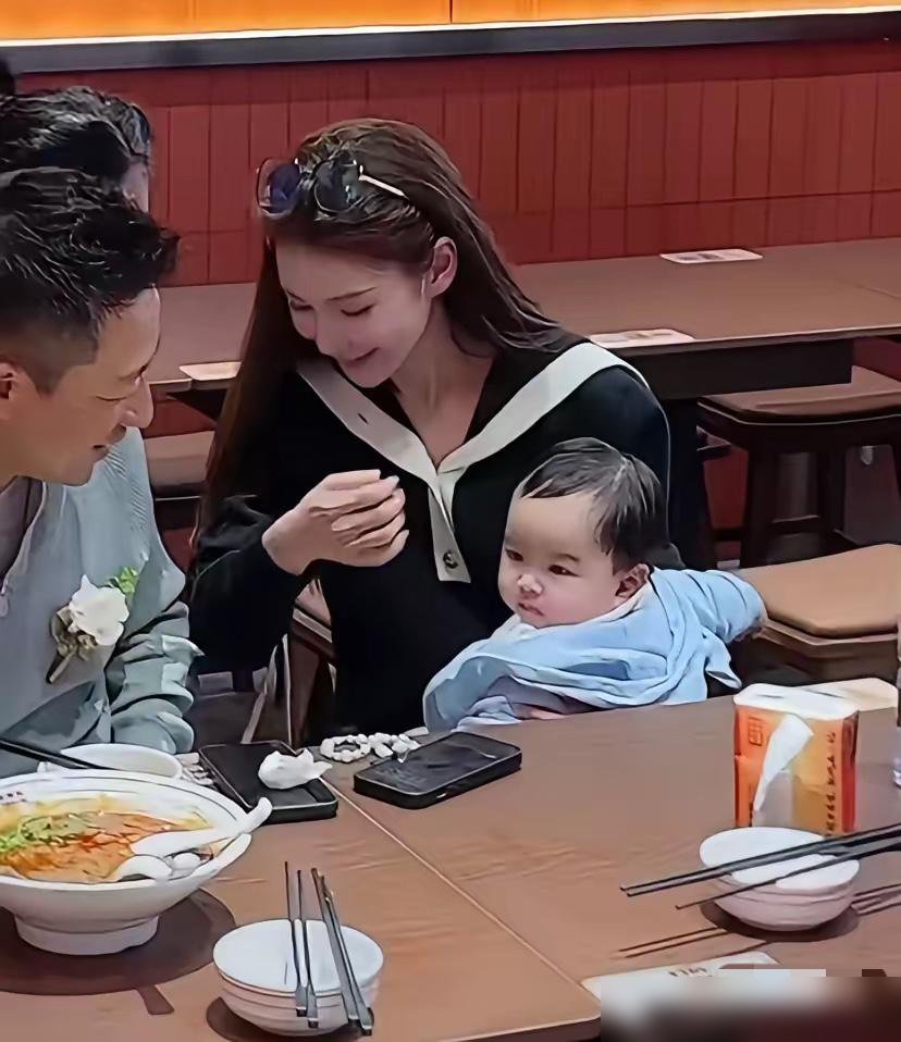 汪峰老婆又晒娃了，这次评论区风向全变了。以前晒玥儿，底下都在心疼章子怡，现在晒汪宝儿，清一色夸“后妈比亲妈上心”。
马筱梅是真聪明，直接把“晒娃”做成了流量入口。直播里聊二胎，她说顺其自然，但话锋一转，说比起生，陪伴和教育才最难。这话一说，婆婆张兰都挑不出毛病。
更绝的是前几天汪小菲被拍“带辣妹