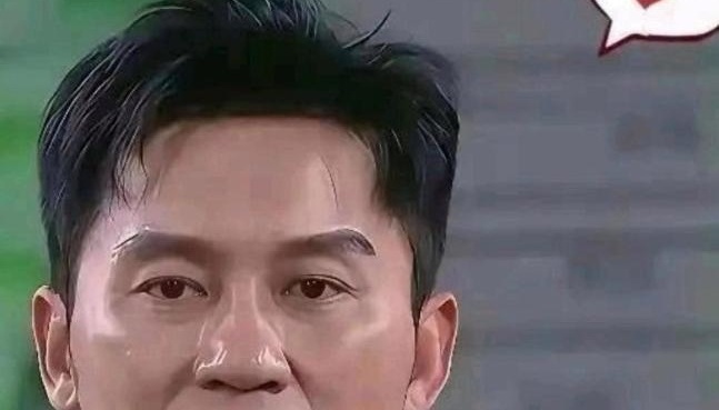 快50岁的李晨，还在跟二十多岁的小年轻撕名牌、滚泥潭，十二年十四季一期没落下，他到底图啥？
好多人忘了，人家是正经演员出身。19岁演《十七岁不哭》里的简宁，《士兵突击》一句“平常心，不平常”被记到现在，《唐山大地震》跟母亲重逢那场戏，不嚎不哭，一个眼神就把人看哭了，百花奖提名都拿过。
2014年上了