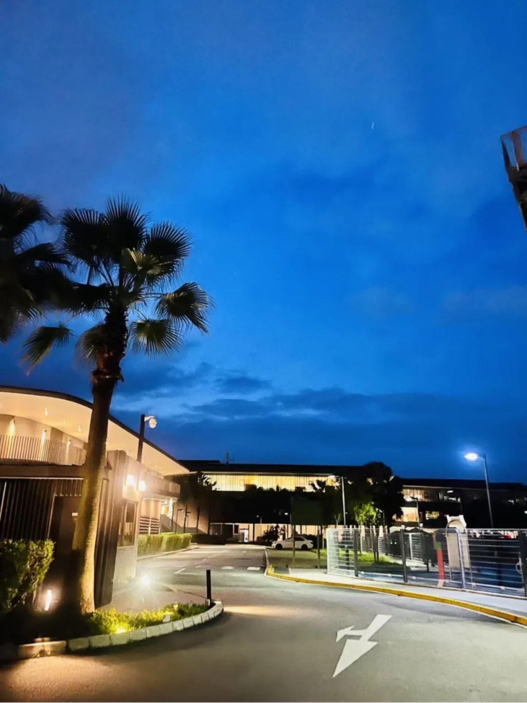 突然发现：当我亲手操作过那些曾经觉得高不可攀的事情——自己办完一次签证、自己谈完