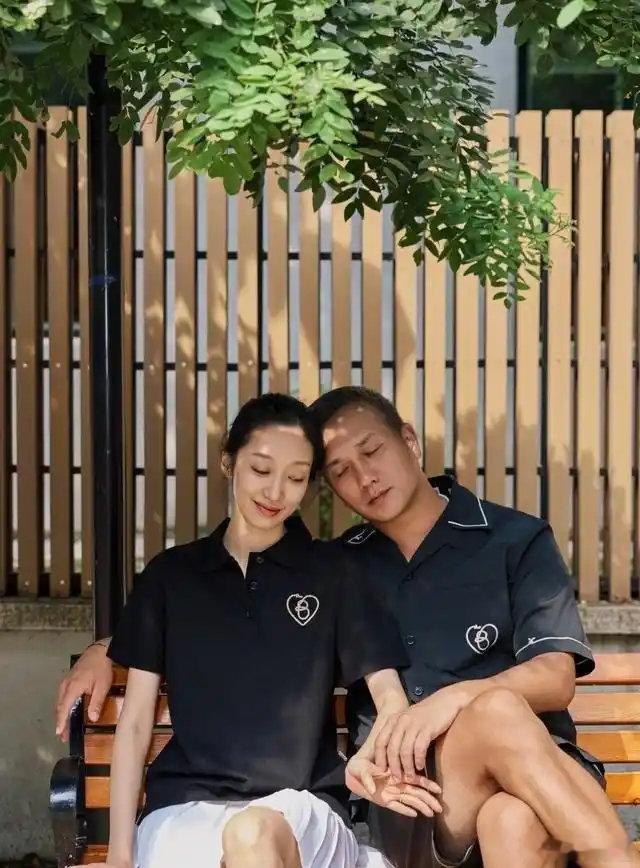 43岁田馥甄生日，Ella在她脸上比C，Selina挺孕肚站旁边，网友：这仨怎么还不老 ​