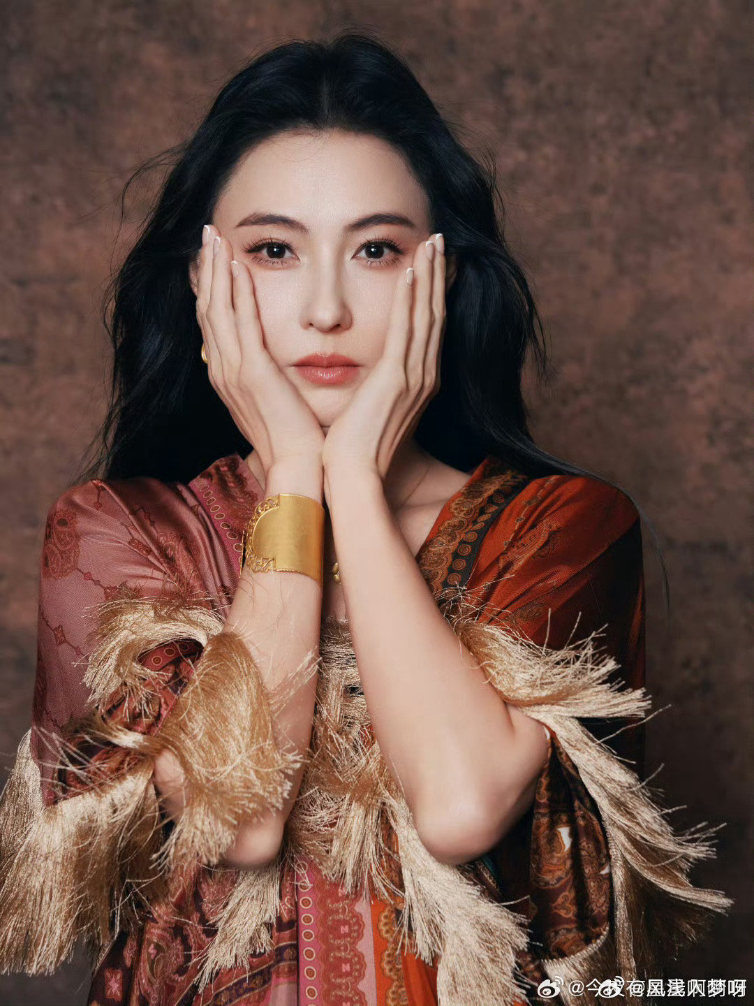 #张柏芝顶级骨相的含金量# 见过很多变装创意，唯独张柏芝这版让人印象很深，脸型底子让整体质感提升一大截 #张柏芝转身变装# ​