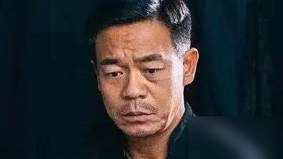 58岁孙浩被问怎么还不结婚，他咧嘴一笑：找伴不如扛沙袋。这话听着糙，可你翻翻他这几年的日子，真不是嘴硬。
90年代一首《中华民谣》火遍大街小巷，后来歌坛换代，他直接没声了。换别人早慌了，他跑去演戏，从龙套熬起，张嘉译拉了他一把。
直到《扫黑风暴》里那个坏到骨子里的胡笑伟，观众才反应过来：这老小子