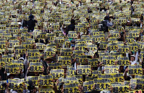 日本政府不装了，他们那点所谓的“强烈抗议”其实全是演给老百姓看的剧本！别被那几句外交辞令骗了，东京那帮政客心里清楚得很，这桩命案只是美军军纪崩盘的冰山一角。他们急着大事化小，根本不是为了正义，而是怕冲绳民众的怒火把搬迁基地的盘子给掀了。这出戏的潜台词很直白：死个把日本百姓不要紧，只要美军大爷不走，日