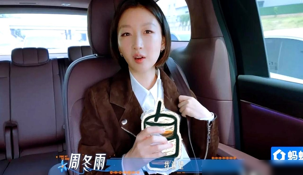 李小冉这是把没礼貌，当真性情到处用？
录新综艺，管大18岁的向太叫老太太，坐摩天轮直接吐槽人太胖。
对着蔡明凑过来的热情问候，冷着脸蹦不出两个字，连刘晓庆搭话都能给怼尴尬。
旁边的林依晨全程忙前忙后接话暖场，衬得她全程摆着张敷衍臭脸。
以前大家盯着她那张冷白皮绝美脸，滤镜厚到八丈高，现在弹幕