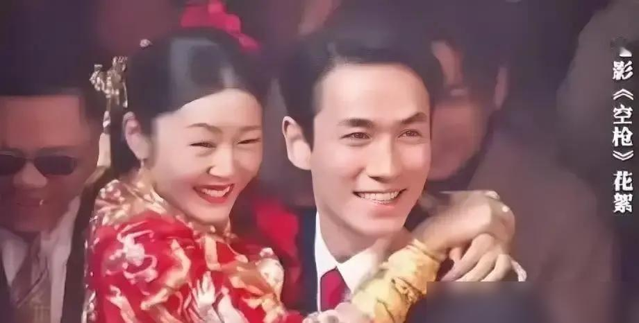 朱一龙这次是真把脸撕下来演的。
《空枪》里他演万梓强，一个从底层爬上来的悍匪。全程粤语原声，不是装模作样来两句，是死磕出来的。抽烟要吐掉过滤嘴，谈判时抽鼻子、歪脖子，这些小动作全在戏里。梁家辉看完只说了一句：遇到这样的对手，此生无憾。
160分钟，有人嫌后半段拖，有人说结局套路。但没人否认，那个