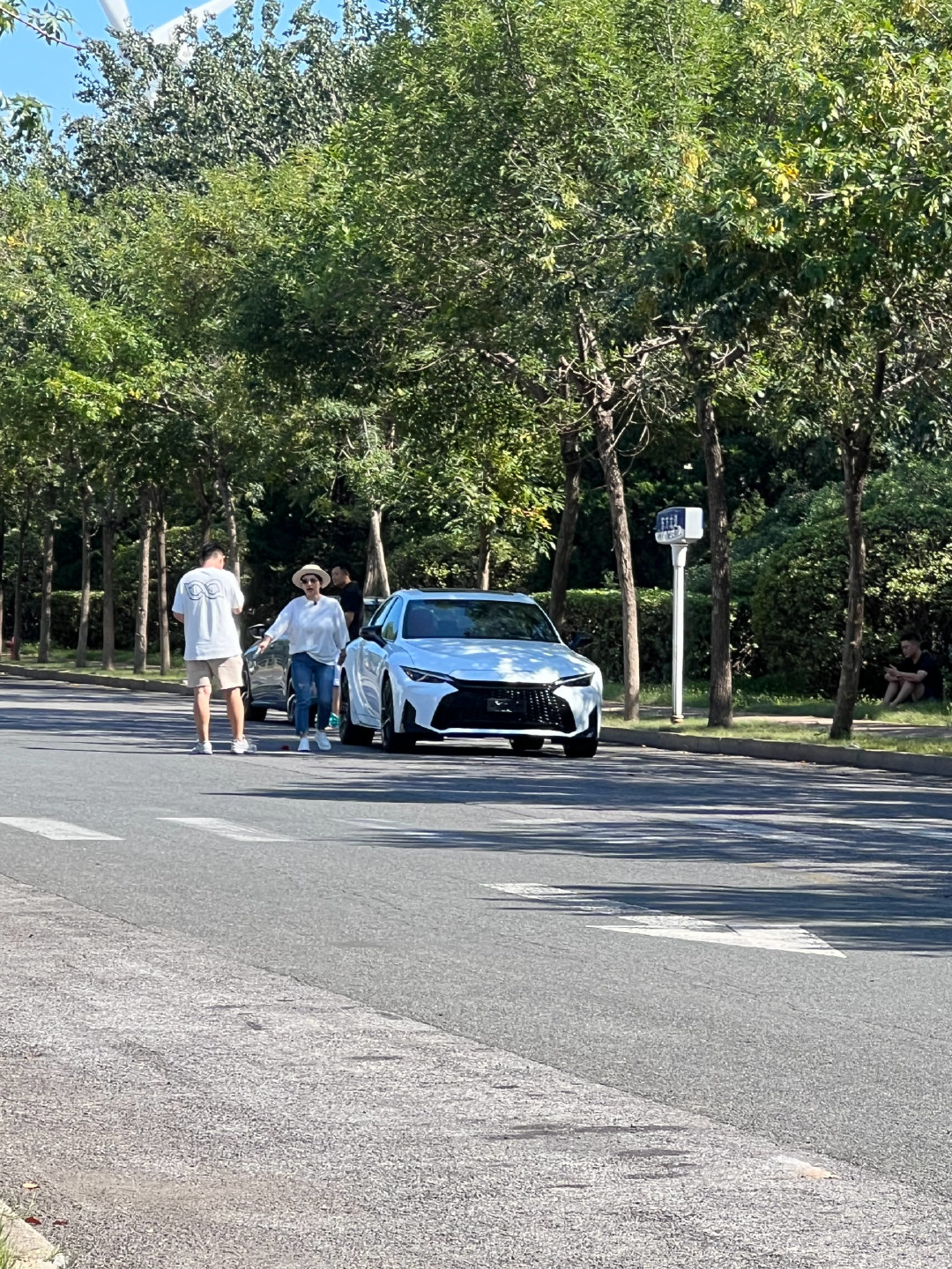 偶遇雷克萨斯IS350 
任性大哥的产品
听了一下，姐姐正在宣传这个车发动机的耐用性
3.5升2GR发动机，故障率极低  ​