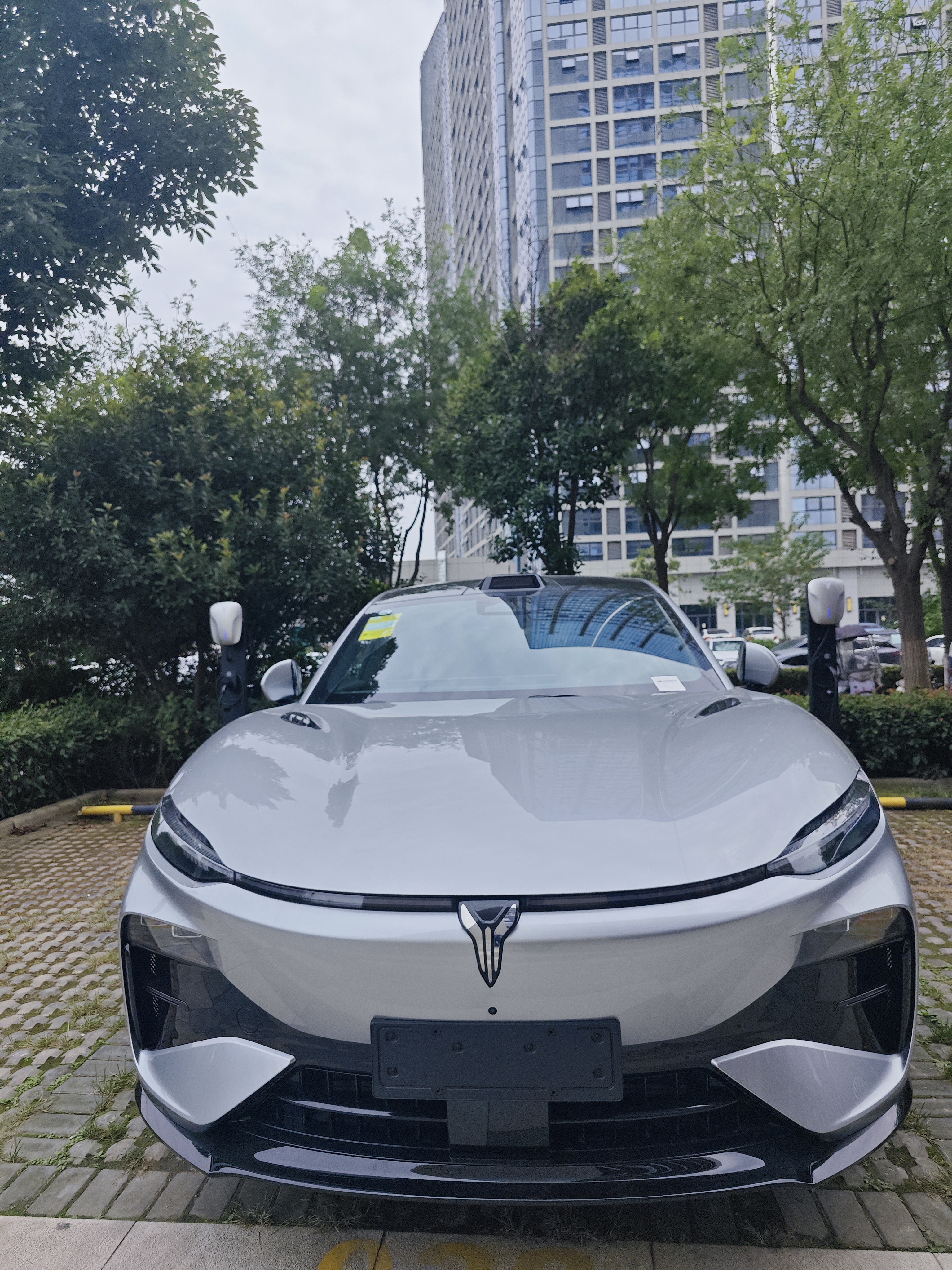 期盼许久，今天终于到交付中心喜提岚图追光S。实车的轿跑溜背造型比图片更惊艳，鲲鹏展翼前脸辨识度拉满。交付专员完成完整PDI检测，细致讲解华为乾崑ADS智驾、鸿蒙座舱各项操作。坐进车内，双层隔音玻璃带来安静的座舱环境，主副驾零重力座椅柔软舒适。800V超充平台，补能效率让人安心。底盘搭载全铝悬架，过弯