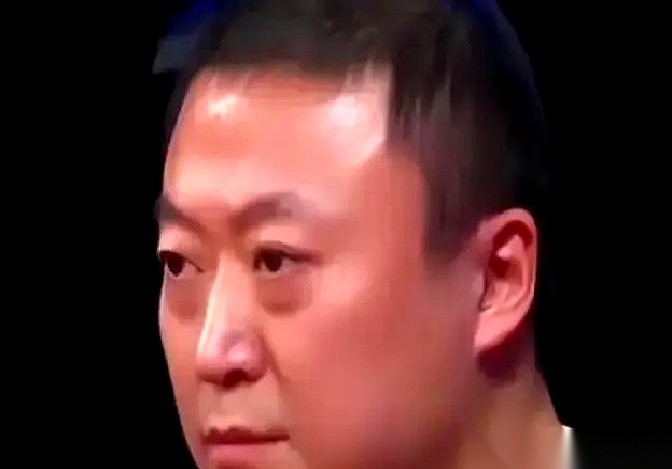 这场大满贯赛，国际乒联本指望靠球星效应大捞一笔票房，结果却硬生生变成了国乒主力的“伤病汇报演出”。
王楚钦早早因伤退赛，孙颖莎身上贴着胶布硬挺上阵，最终大屏幕上的比分死死卡在刺眼的1比3。
场馆顶部的聚光灯晃眼，冷气从四面八方灌进来。孙颖莎每打完一个回合，肩膀的起伏都比平时大得多，脚下的步伐明显沉了