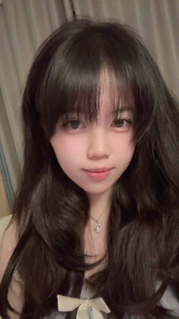 老婆，你不在我一直在哭。奶茶自己煮糊了，袜子晾在微波炉里，充电器插进花...