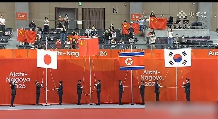 日本亚运会这操作，真是看傻了，运动员竟然被塞进邮轮和集装箱里住。
网上传疯了，说泰国教练都出来吐槽，饭菜少得可怜，半杯饭配几块肉，连菜都只能二选一，生怕你多吃一口。更绝的是，通勤时间动不动就三小时来回，运动员哪还有精力比赛？
不过细看，事情没那么简单。伙食差的，是新增项目的临时场馆，归国际单项联