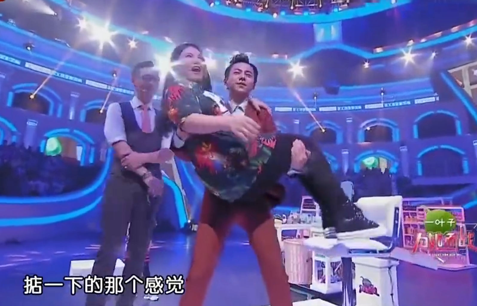 李湘当年逼何炅买房：没钱姐借你，借了也得买！如今回头看，全是远见！

何炅人生第一套房，是被李湘 &34;逼&34; 出来的。
1997 年他刚进台里，兜里没几个钱，北京三环一平三千块，他想都不敢想。李湘不答应，天天催：钱存着就是废纸，赶紧买，首付不够我借你三万。

何炅后来在节目里回忆，自己第一套房真是被李湘