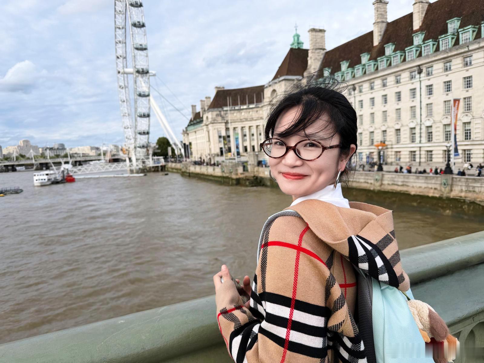 我小学的英语老师是数学老师暂代的
我初中的英语老师换了两次
高中的英语老师换了三次
小时候那些难以咀嚼的文字难以想象的远方
变成了我一步一步走过的坚实的土地
初中的时候在地里课上，老师说到吉隆坡我还和同学打趣说你以后可以在这里生活（因为他叫jll 后两个字同音）
直到有一天我坐在飞机上亲眼 ​