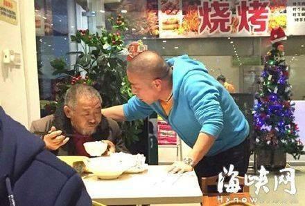 【温情！老人进店乞讨，老板端上热菜】此前网友拍下福州一家餐厅内发生的暖心一幕：当时一位老人进店乞讨，老板不仅没把老人赶出门，还招呼他坐下，端上三菜一汤的员工餐招待他，还交代服务员记得加饭。老人吃完一碗，又要了半碗。老板说，以后饿了可以再来吃。[赞] ​​​