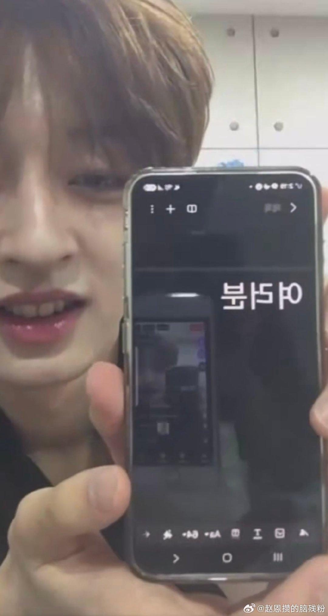 苦命的三星男孩攒攒 为了上镜好看用了iphone6开直播 结果这个老苹果坤根本扛不住cosmo的难用程度 直接就是疯狂卡顿和没有声音 ​