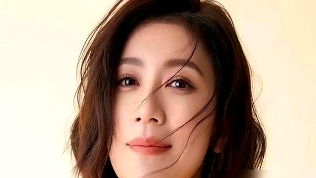 被记者追问22岁女儿谈恋爱，52岁的贾静雯张嘴就是一句：“我当年不也是先有后婚吗？”

在台北公益活动现场，媒体刚叮嘱让女儿注意安全，她就直接拿自己的过去开涮，全场哄笑。她大方承认早跟女儿男友吃过饭，觉得男生能接得住梧桐妹的情绪。

当年被议论纷纷的未婚妈妈，如今手握电影女主、新戏不断。

敢拿自己