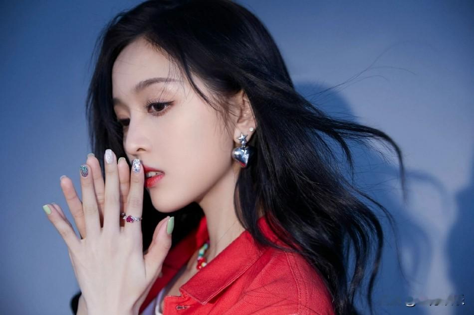 吴宣仪身穿红色牛仔套装，露出纤腰大秀长腿，搭配红唇妆容甜飒动人。