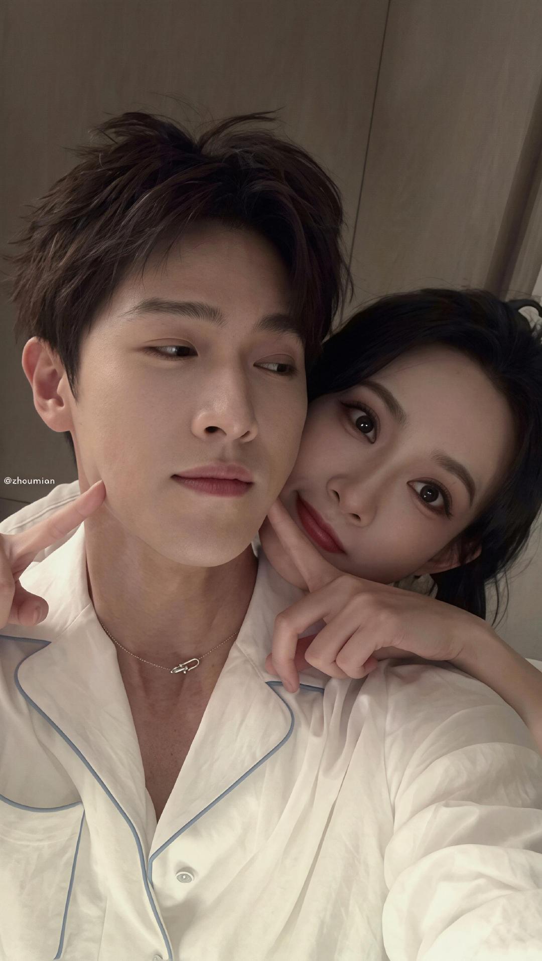 #张月看李昀锐接孟子义下班的反应# 现场全员嗑CP实录，蔡文静惊呆，丁程鑫让位，何炅调侃，这一段百看不厌！ ​