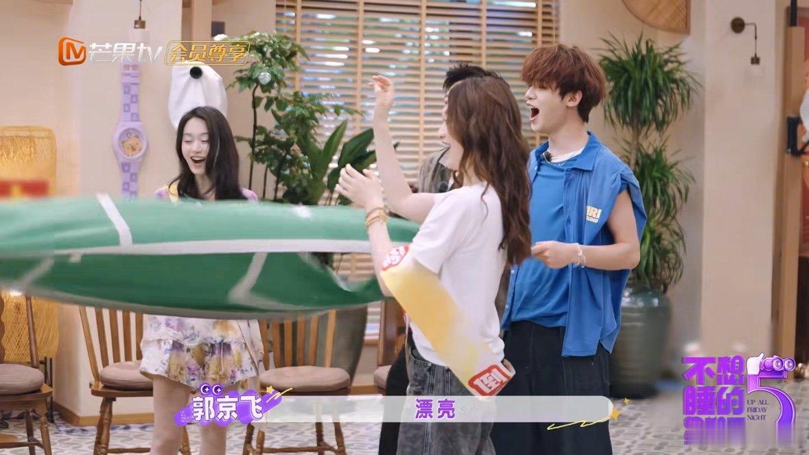 #球坛不能没有李小冉##不想睡的星期五# 万万没想到李小冉还有这本事！足球投掷游戏，第一抛精准落圆心，后续出手全部命中，靠实力帮队伍斩获高分。 ​