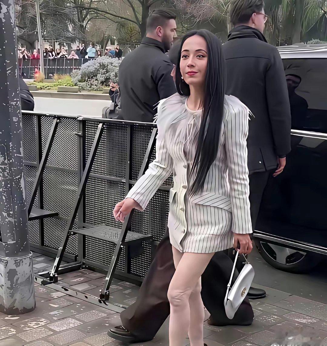 蔡依林这身‌材比例也太离谱‌﻿了，⁠跟‌偷‌‏穿了妈妈﻿﻿﻿的高跟鞋似‎‎⁠的，脸还没老‍⁠⁠，腿倒先显老了。 ​