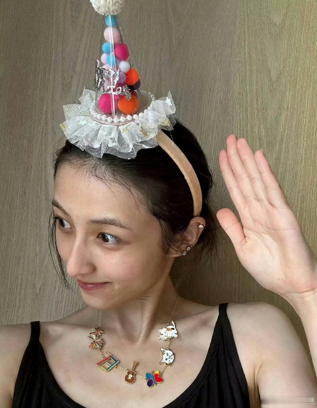 #张子枫暴瘦后首次公开活动#前些天刷到张子枫瘦成李维嘉，点进去一看，别说，有些角度看起来真像
但看起来还是觉得太瘦了！她父母看到会很心疼吧
张子枫妹妹是为了角色减肥的～演员这个职业也不容易，为了角色瘦，为了角色增肥也有，忽胖忽瘦也伤身体吧
但这是工作呀～敬业也是应该的 ​
