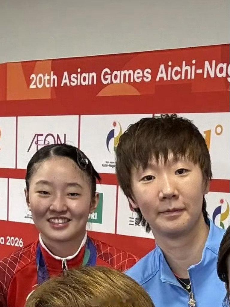 米娃：你明白有个人闯进我家揍我三次 去她家又被揍两次吗
（两个女孩子都好辛苦有点打麻了的感觉 ​