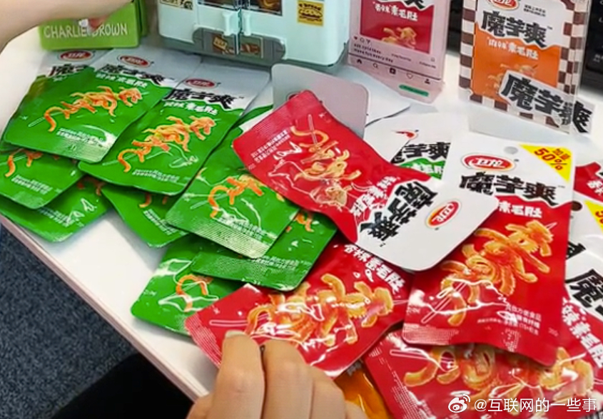 海关查到卫龙从印尼进口的 162 吨魔芋粉，二氧化硫超标，直接在青岛口岸给拦下了。

卫龙这边解释，这批货压根没进工厂，直接按规定退回国外，市面上在售的零食，都没用上这批原料。

外采购的原料，源头品质把控真得盯紧点，162 吨可不是小数目啊！

#卫龙客服回应魔芋粉二氧化硫超标# ​