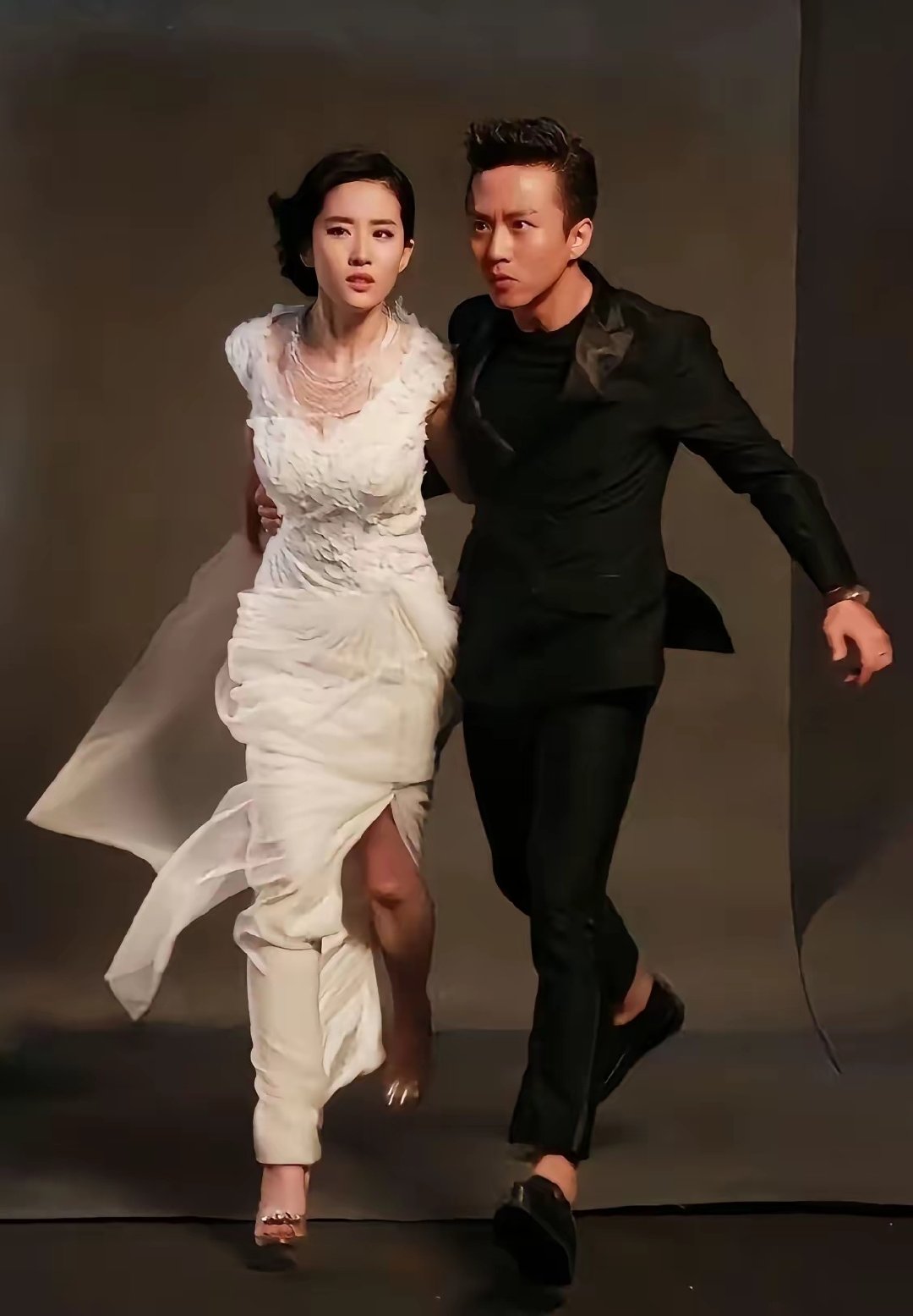 老邓头也是好起来了！
跟大美女刘亦菲拍上时尚大片了，估计回家少不了孙俪一顿毒打吧 ​