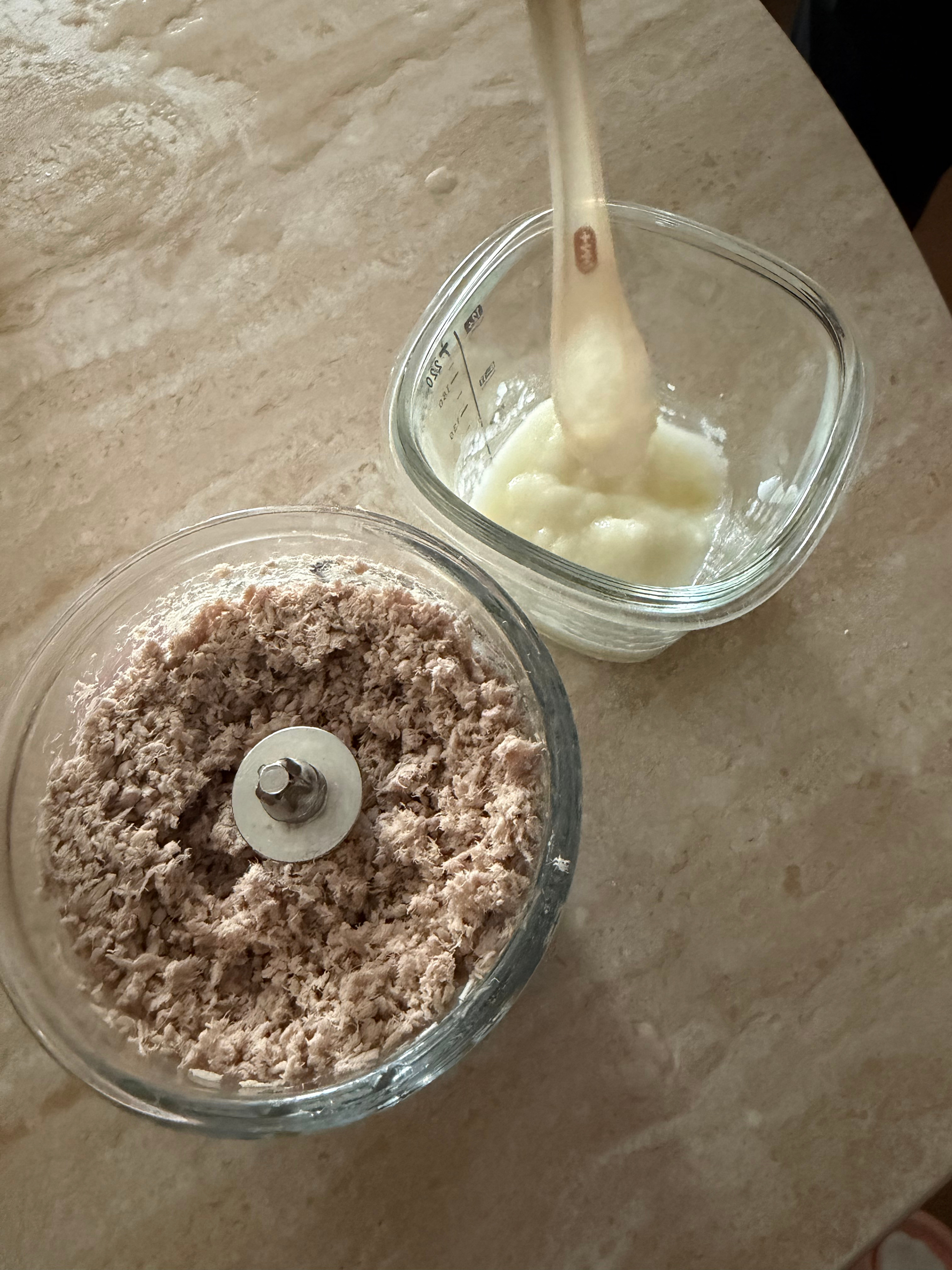 今天重阳节，带爸妈出来吃饭，吃了龟龟（换个粗俗说法：今儿把王八和王八蛋都吃了哈哈哈）。吃完饭回家，给娃准备牛肉辅食，纯正牛肉打碎真的好香。今天也在好好当女儿和妈妈呀。此刻，爸妈和娃都在睡午觉。而此时我内心念头也就只剩一个：唯愿这世上我最爱的这三人平安健康，开心快乐地度过每一天。
