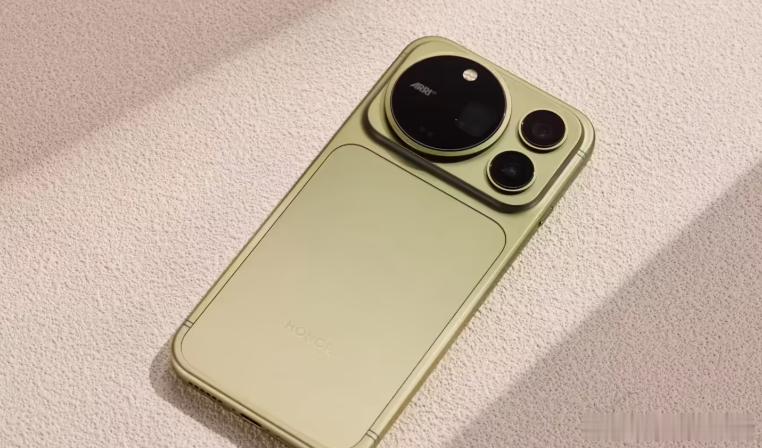 我靠，支持四卡！荣耀 Magic9 Pro Max 手机将支持「双实体卡 + 双 eSIM」融合架构，支持四卡随心切换、双号随时在线，等于说这台手机支持安装四张 SIM 卡，可以两张卡同时待机，现在谁手里不得有两三个手机号，我是一家通信公司一个，唉，平时带俩收集确实麻烦，换这个是不是就不用那么麻烦了？ ​